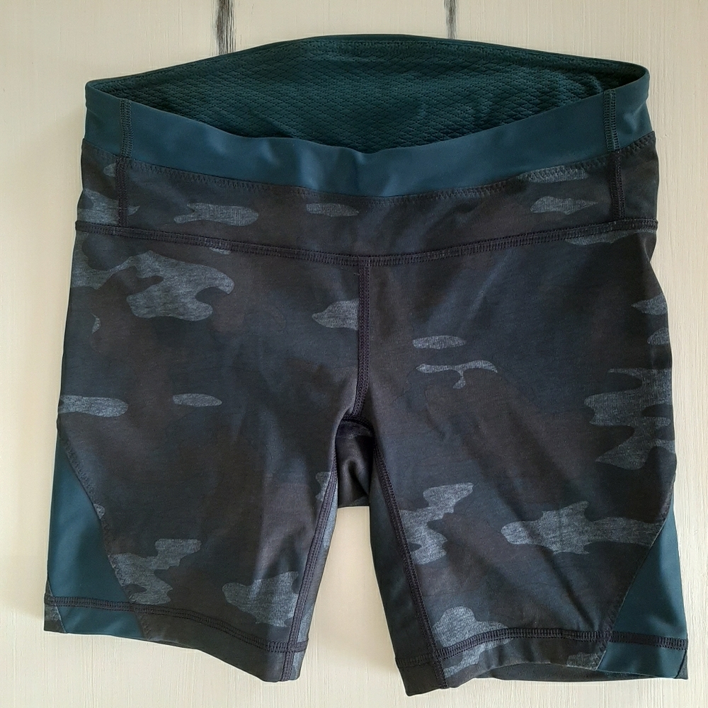 Lululemon Athletica Teal Camo Bike Shorts sz 6
